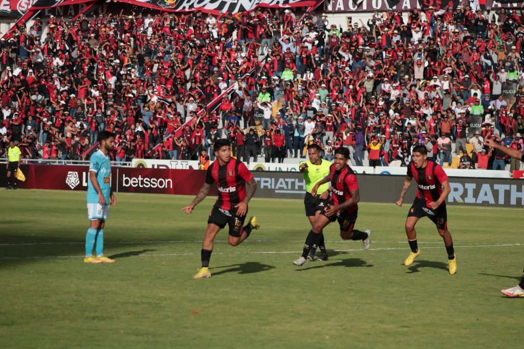 Luis Iberico celebra el primer gol del Melgar vs Cristal