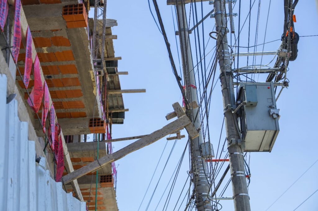 Obreros colocaron maderas apegadas a postes de energía eléctrica