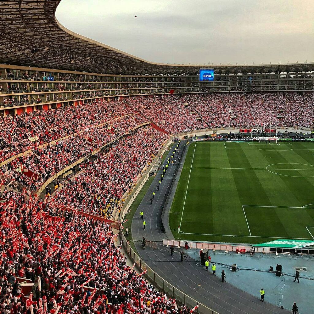 Estadio Nacional lleno de hinchas peruanos que alientan a la Selección. 