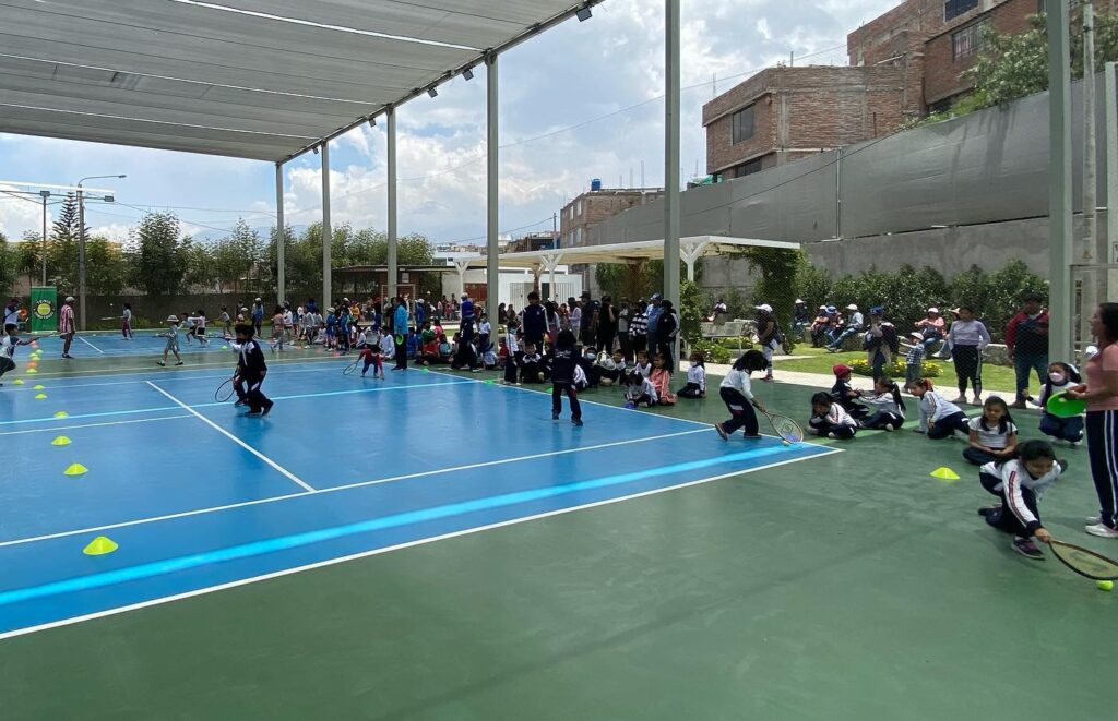Más de 2500 niños trabajan juntos en Tenis Para Todos.