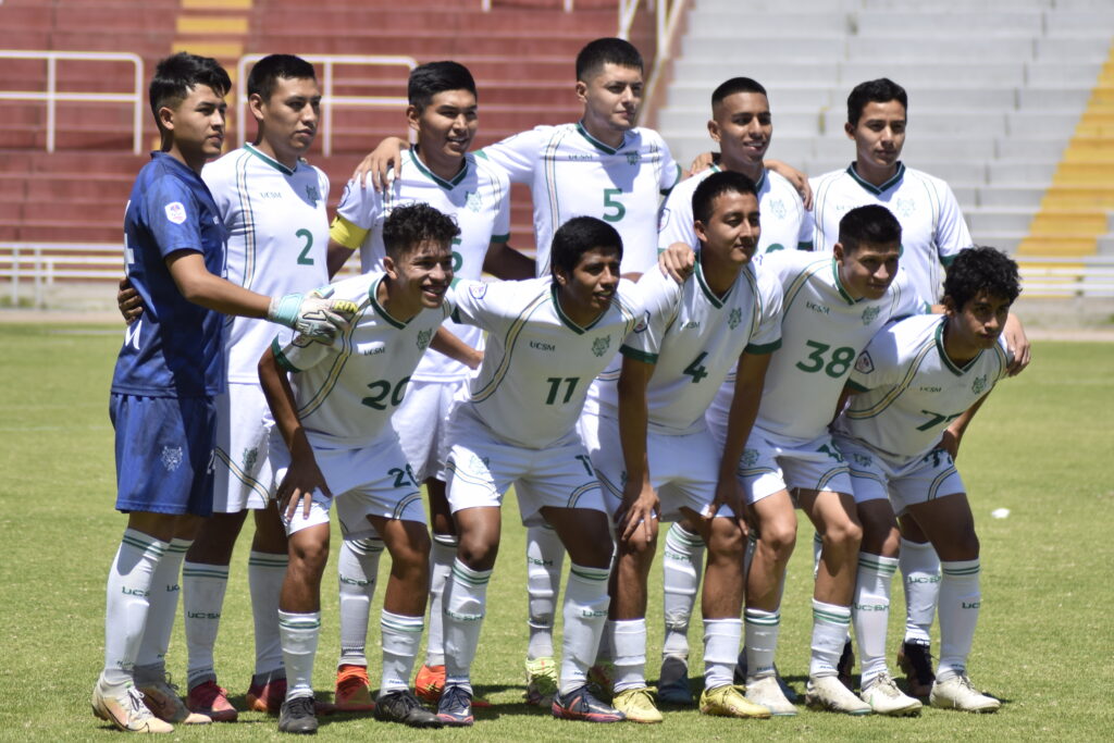 Equipo titular de la Universidad Católica Santa María. en los Juegos Universitarios. 