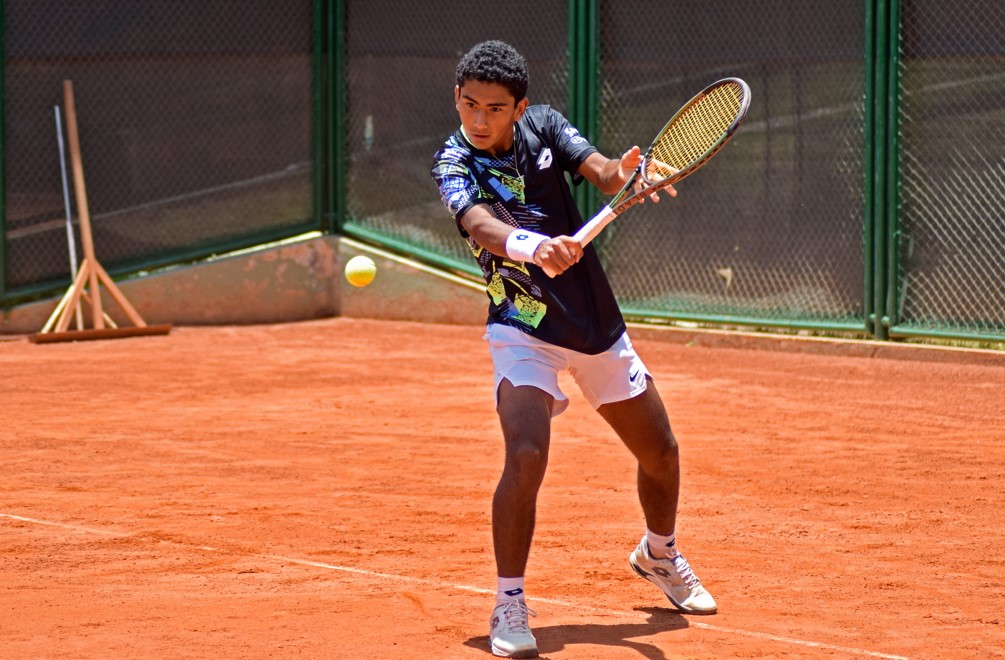 Rodrigo Varillas avanzó a la segunda ronda del torneo de tenis juvenil en Arequipa. 