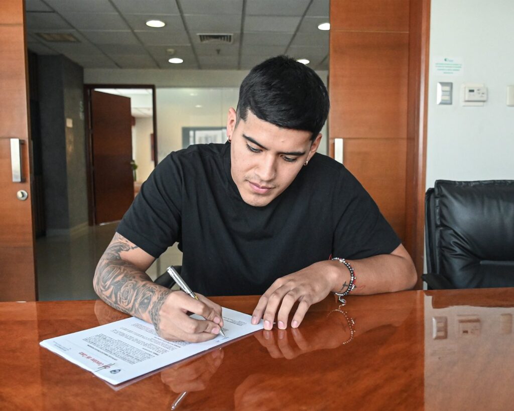 Rotceh Aguilar firmando su contrato con Cienciano del Cusco. 