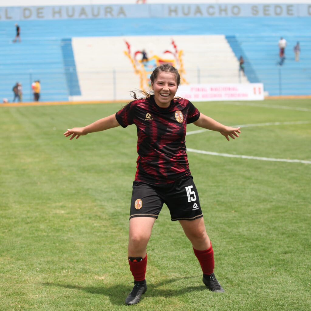 Stefany del Solar, goleadora de UNSAAC.