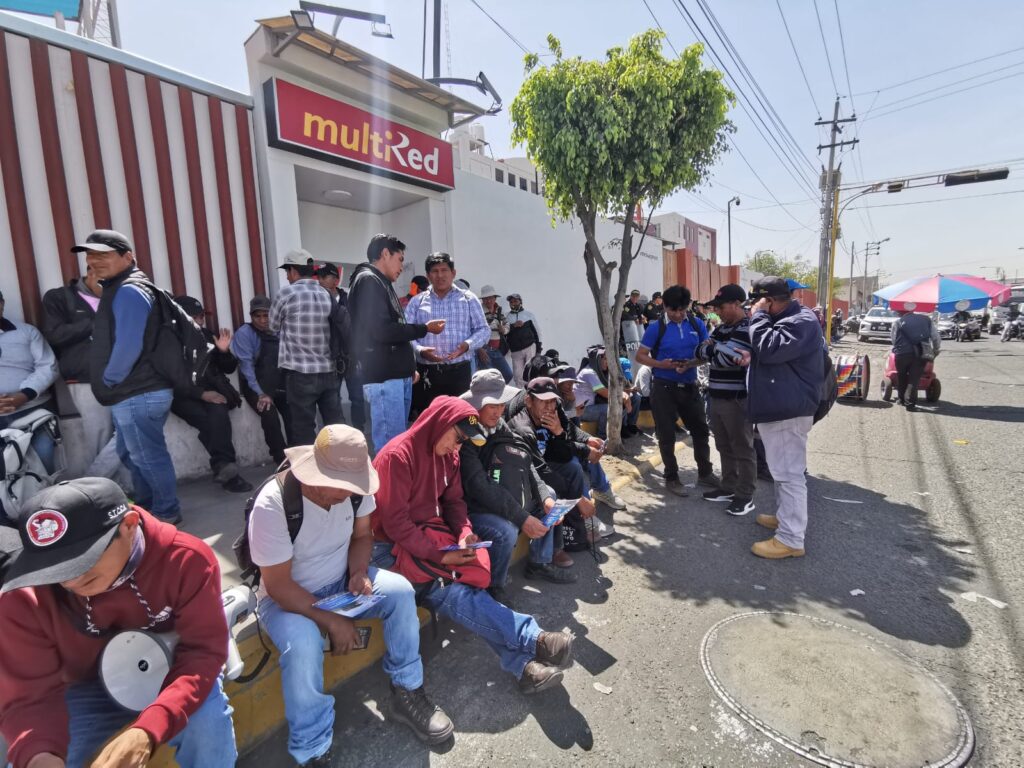 Obreros de Construcción Civil protestan contra el gobernador de Arequipa por generar retraso de obras