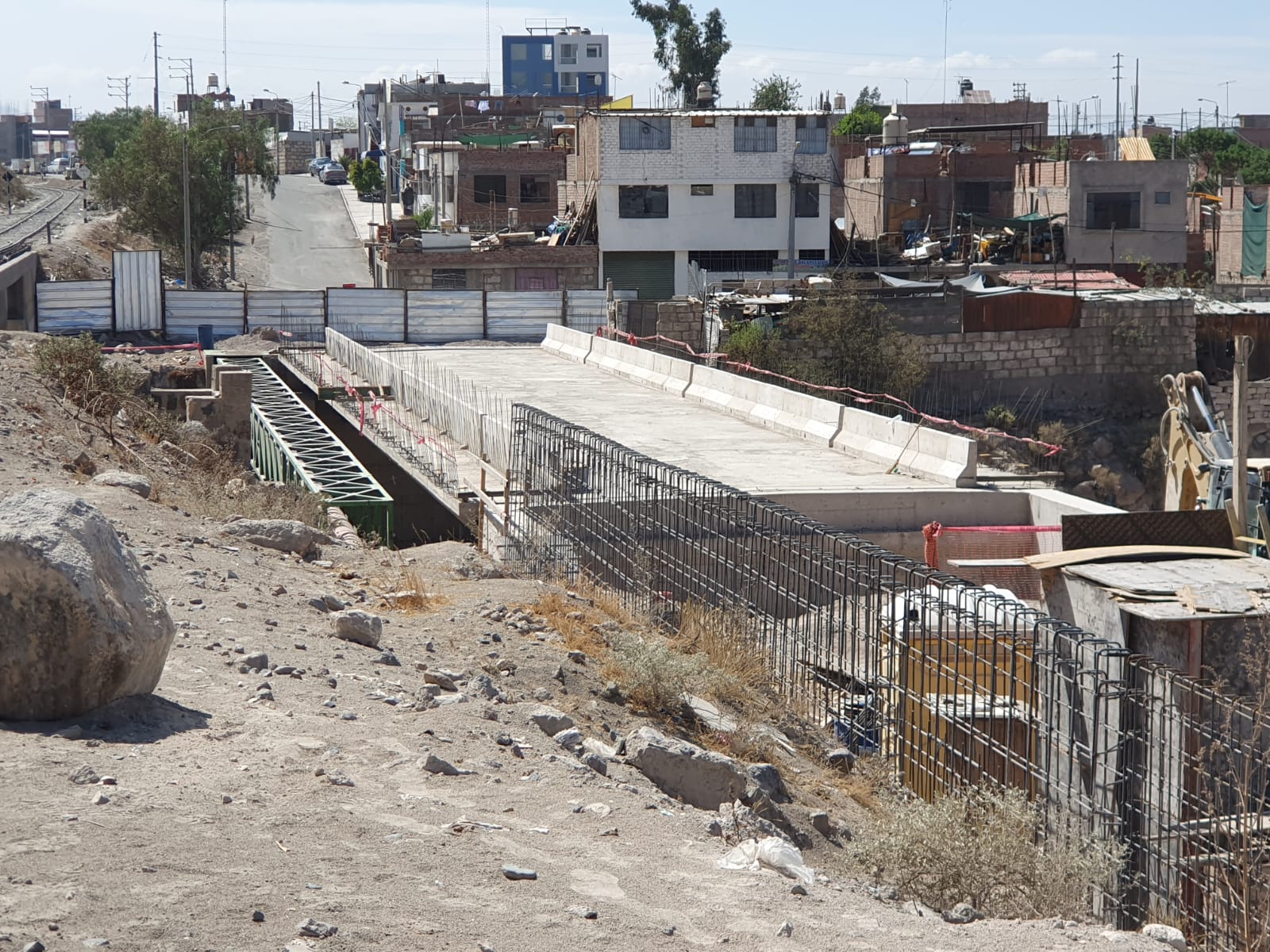 Puente Añashuayco se encuentra paralizada hace casi un mes FOTO: Isaac Vilca
