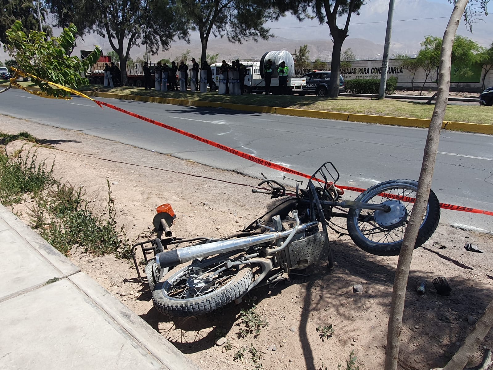 Transportistas informales quemaron motocicleta de inspectores del SIT Foto: Isaac Vilca