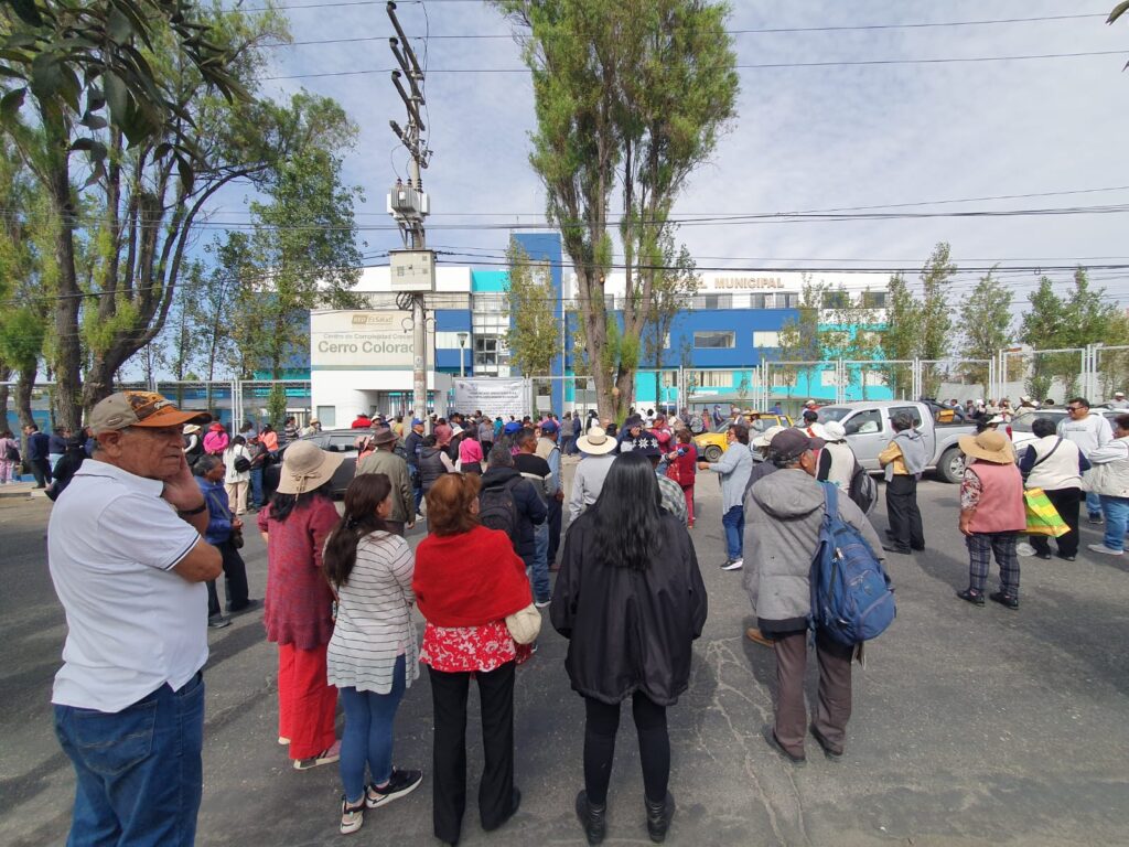 Pacientes de EsSalud bloquearon la Avenida Pumacahua tras suspensión de atención en el hospital Municipal FOTO: Isaac Vilca