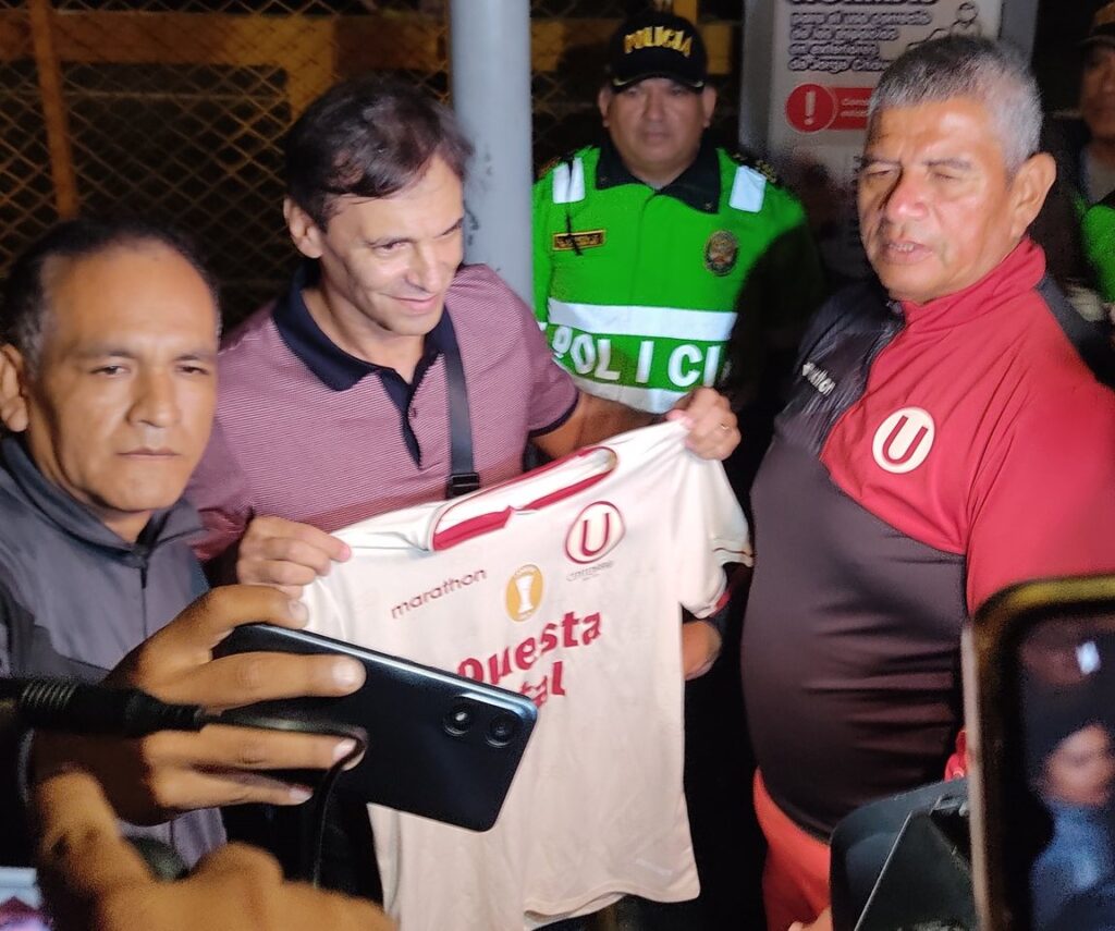 Fabián Bustos llegó a Lima la noche del último viernes para firmar con Universitario de Deportes.