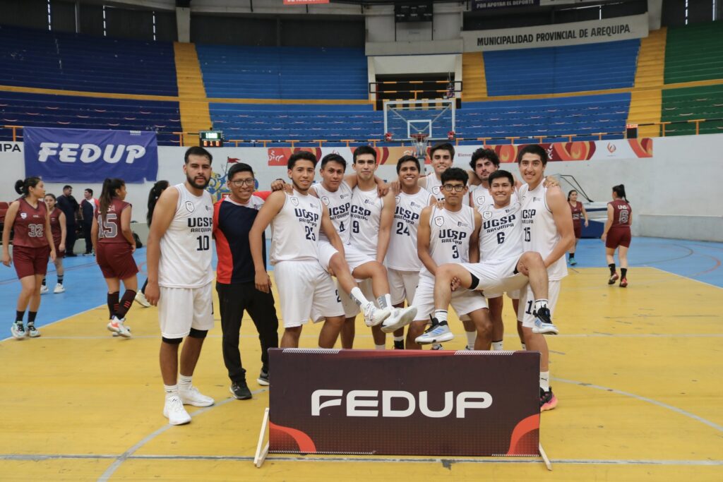 Equipo de la Universidad Católica San Pablo en los Juegos Universitarios. 