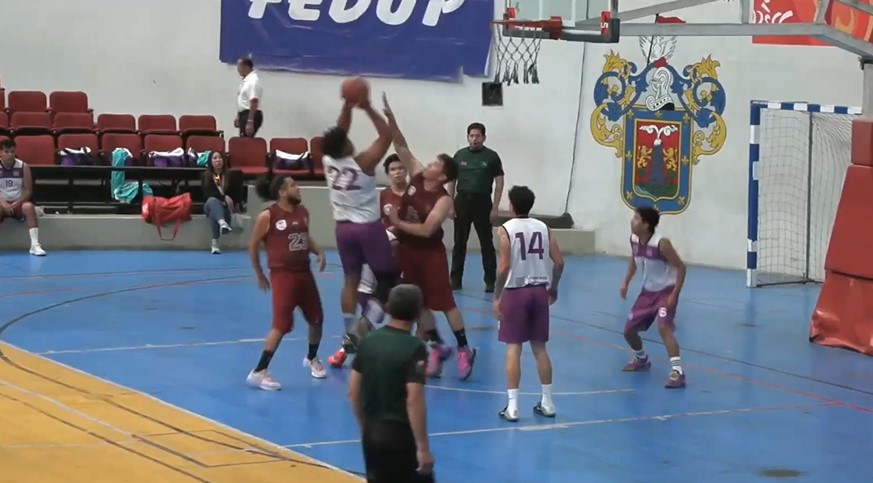 Universidad COntinental superó a la UNSA en las semifinales del baloncesto masculino.