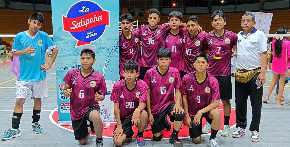 Elenco arequipeño en Nacional de Vóleibol Masculino en Satipo.