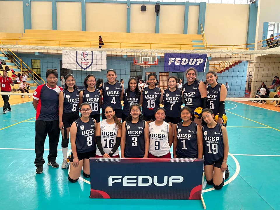 Equipo de la Universidad Católica San Pablo en vóleibol femenino. 