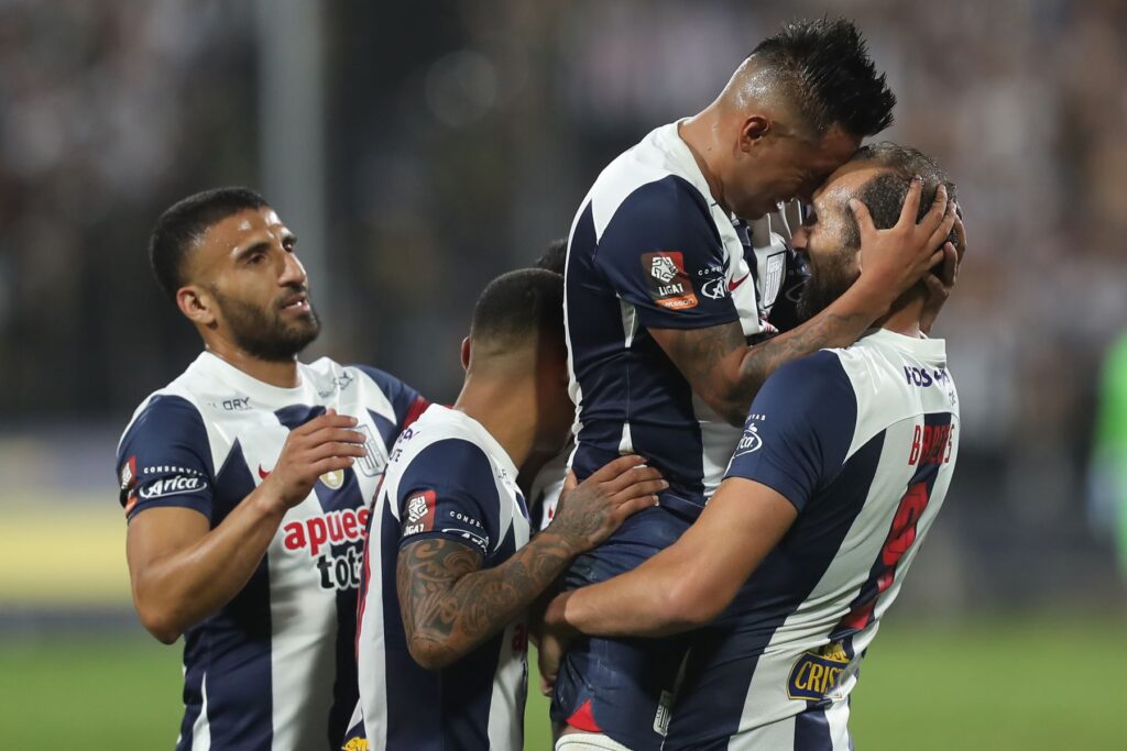 Celebraciones de futbolistas 'Blanquiazules' tras superar 6-1 a Binacional. 