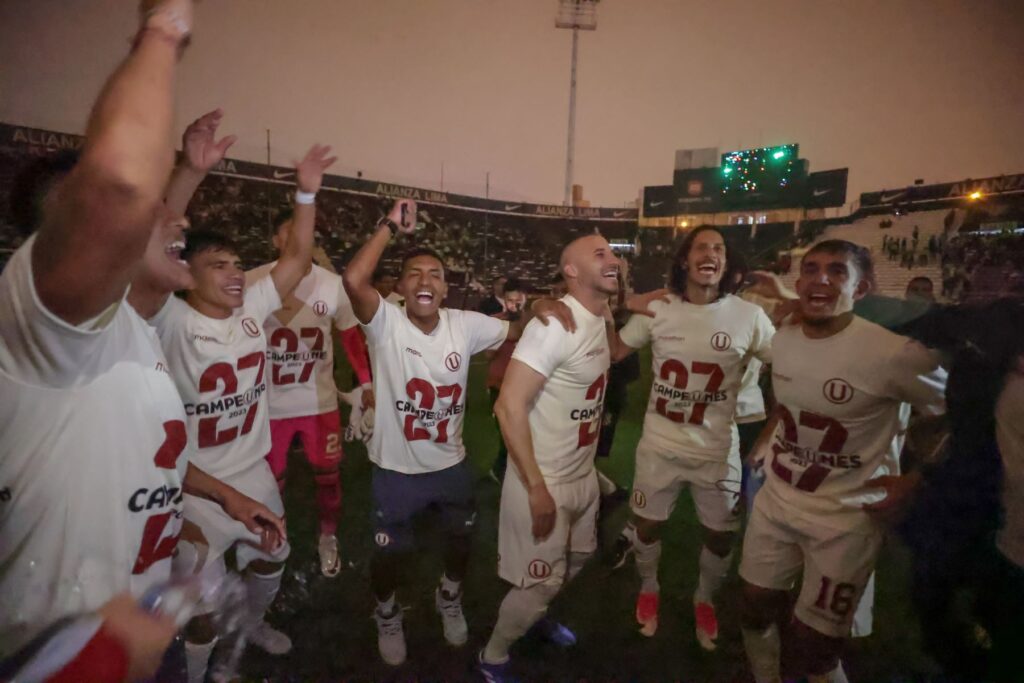 Universitario celebró el campeonato del fútbol peruano en la temporada 2023 en Matute. 