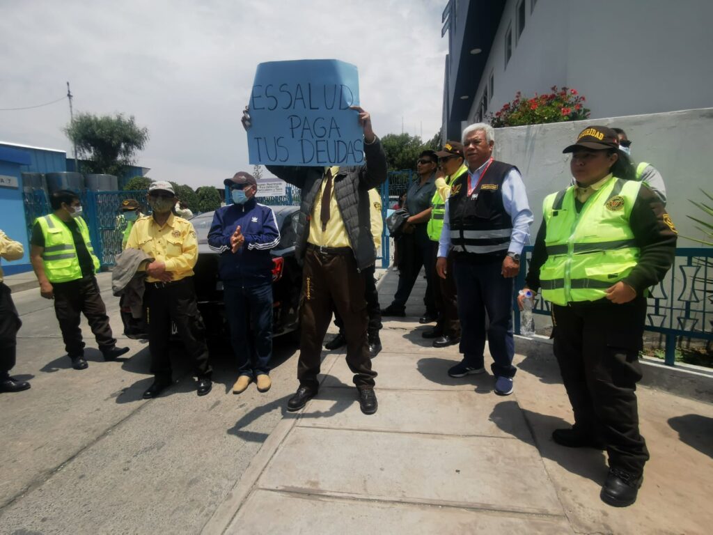 Trabajadores de seguridad de empresa privada reclaman sueldos a EsSalud FOTO: Rosa Cabanillas / HBA Noticias