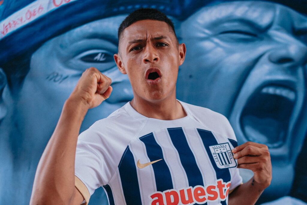 Marco Huamán con camiseta de Alianza Lima.