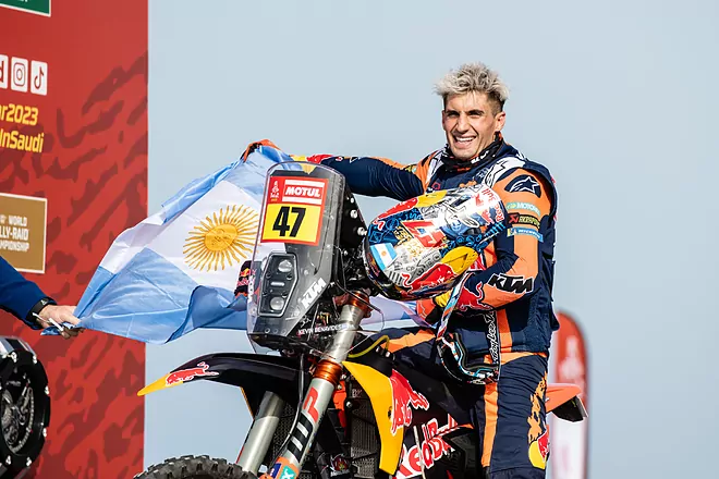 El argentino Kevin Benavides ganó el Dakar 2023 en la categoría de motos. 