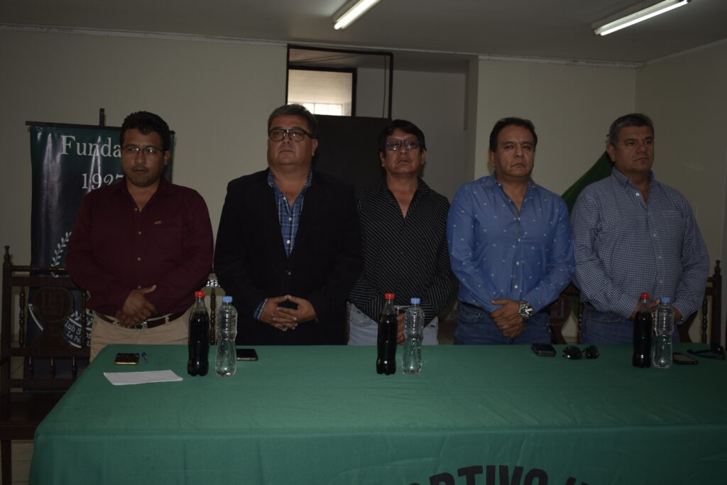 Junta Directiva de Sportivo Huracán encabezada por Pedro Saavedra. 