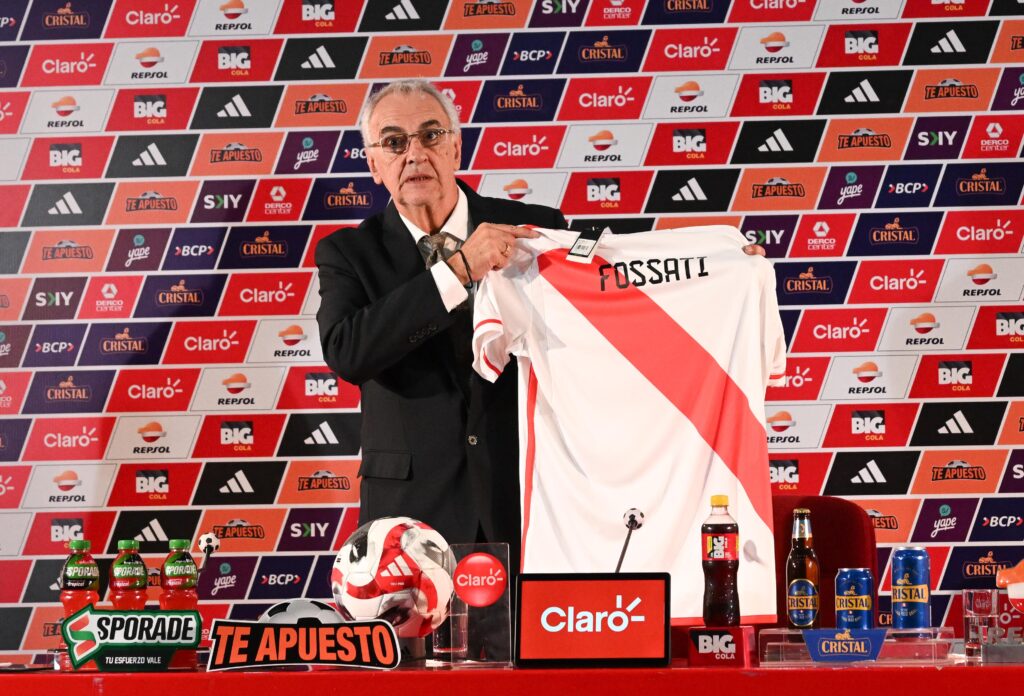 Jorge Fossati con camiseta de la Selección Peruana en su presentación oficial.