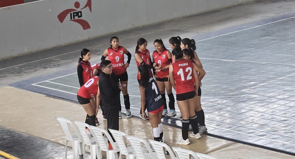 Equipo de Cayma en el Nacional de Vóleibol en Huancayo.