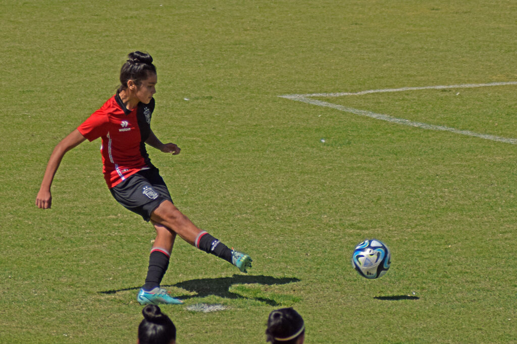 Sofía Aguayo anotó de penal ante Carlos Mannucci en la fecha 8 de la Liga Femenina.
