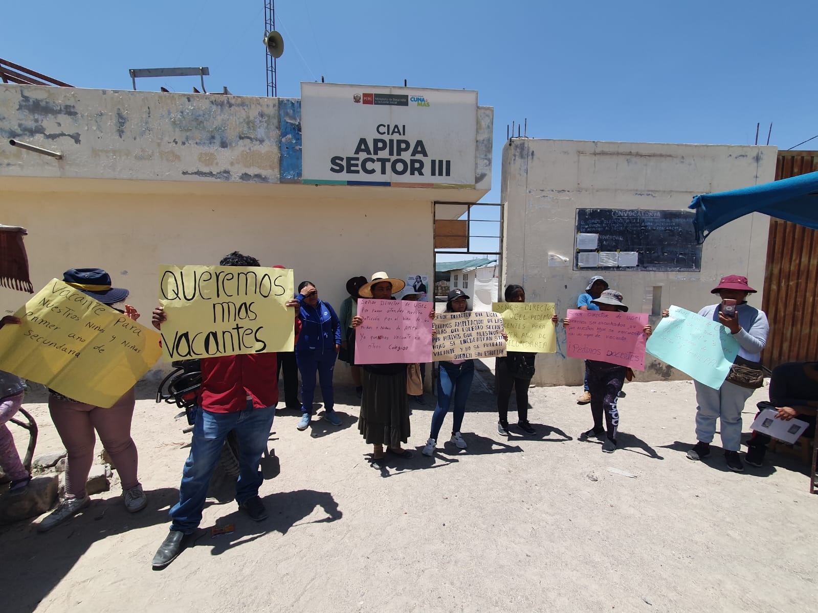 Padres de familia de Cerro Colorado piden más vacantes para sus hijos FOTO: Isaac Vilca / HBA Noticias