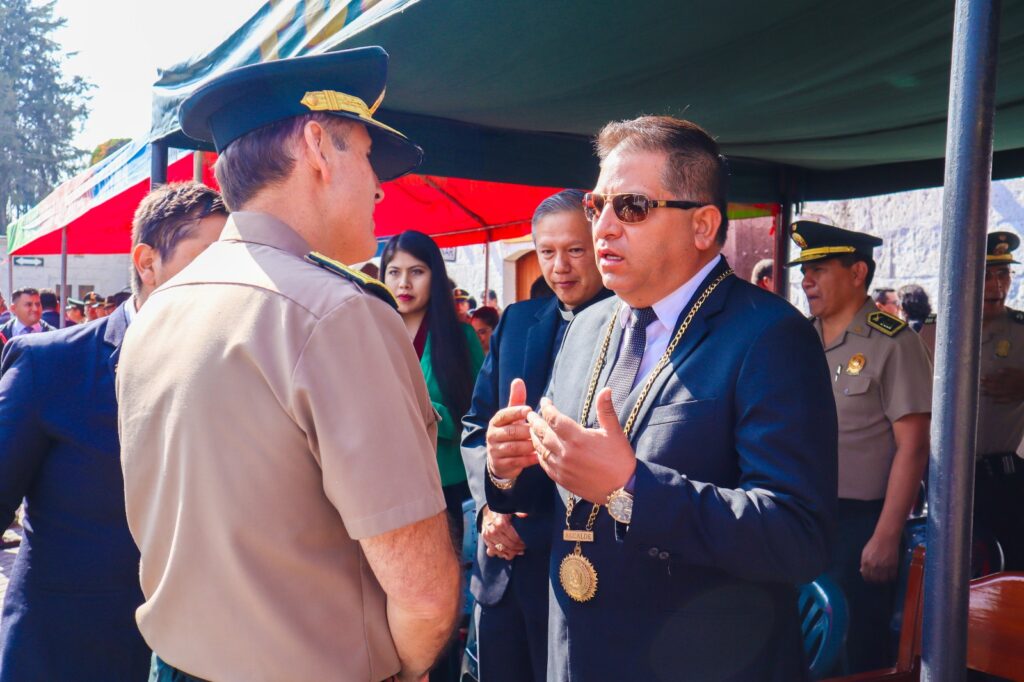 Alcalde de Cayma, Juan Carlos Linares, en reunión con el Gral. PNP Colim Sin Galván.