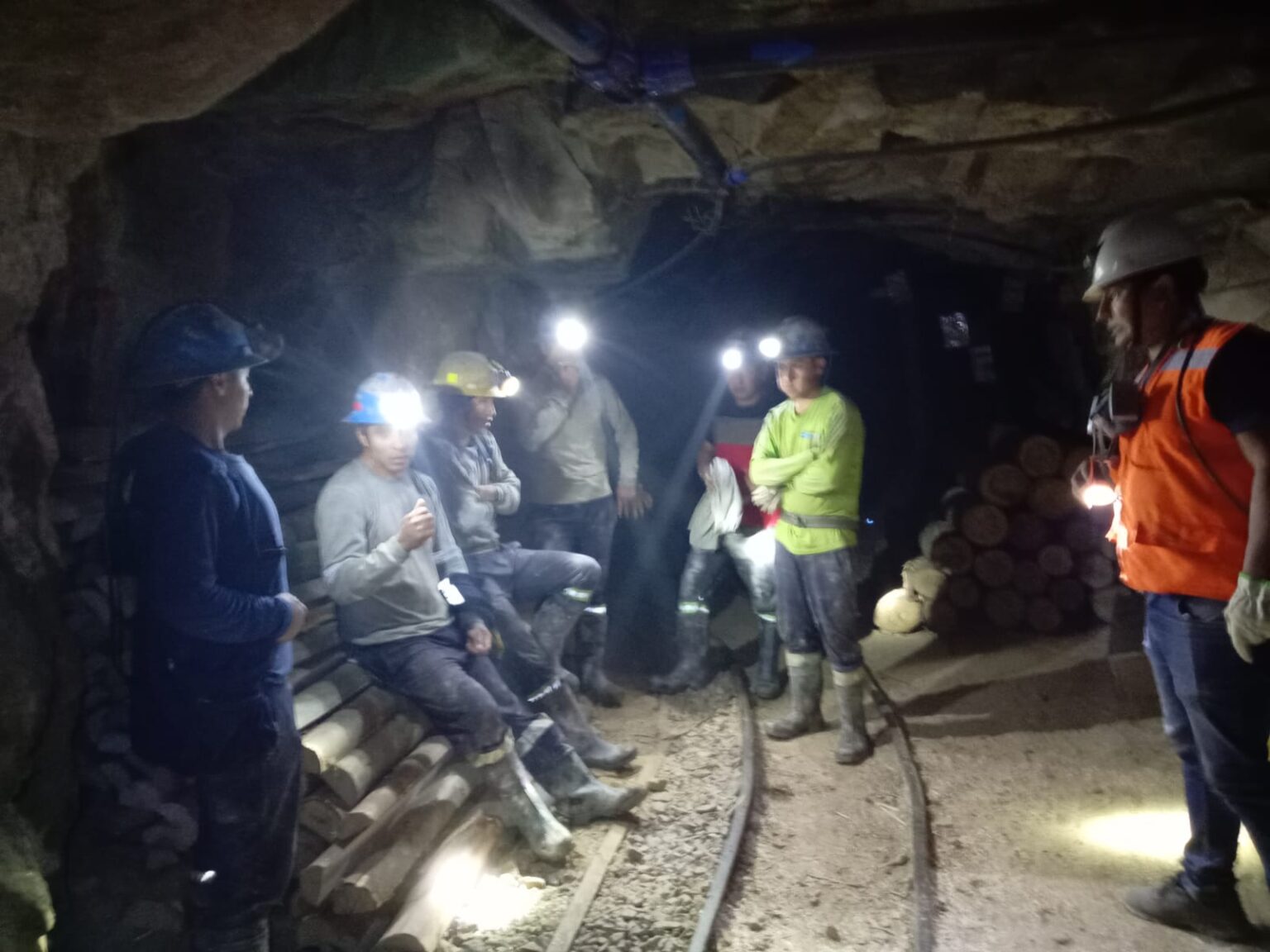 inspección de letreros de prevencion en una unidad minera líder ubicada en la región de Arequipa para victoria en seguridad